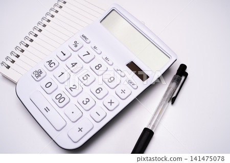 以白色為底色的設計，包含計算機和筆記本，適合會計工作。 141475078