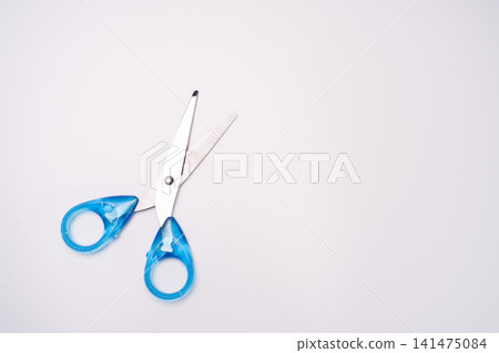 These learning scissors feature a distinctive blue resin grip. These learning scissors feature a distinctive blue resin grip. 141475084