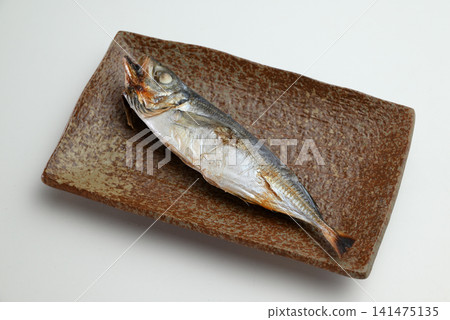 整條乾竹莢魚 141475135