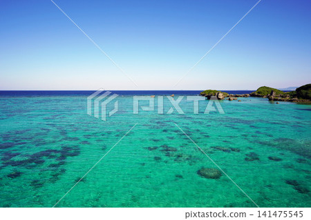 沖繩美麗的碧綠大海和蔚藍天空 141475545
