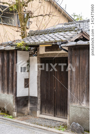 The former Yumoto family residence (wooden building), located in Shokokuji-monzen-cho, Kamigyo-ku, Kyoto City, was the site of the compilation project of the "Heian Tsushi" by a historian from the Meiji era. The former Yumoto family residence (wooden building), located in Shokokuji-monzen-cho, Kamigyo-ku, Kyoto City, was the site of the compilation project of the "Heian Tsushi" by a historian from the Meiji era. 141475660