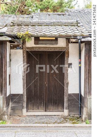 位於京都市上京區聖國寺門前町的湯本家舊宅(木造建築)是明治時代一位歷史學家編纂《平安抄》的地點。 位於京都市上京區聖國寺門前町的湯本家舊宅(木造建築)是明治時代一位歷史學家編纂《平安抄》的地點。 141475662