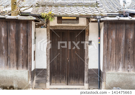 位於京都市上京區聖國寺門前町的湯本家舊宅(木造建築)是明治時代一位歷史學家編纂《平安抄》的地點。 位於京都市上京區聖國寺門前町的湯本家舊宅(木造建築)是明治時代一位歷史學家編纂《平安抄》的地點。 141475663