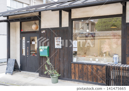 Utsuwa Haku：陶瓷專賣店和陶藝課程，您可以在這裡欣賞釉彩的色彩，位於京都市上京區上桐之團町。 141475665