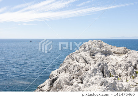 The scenery of Shirasaki Marine Park is beautiful, with a striking contrast between the blue sea and the white limestone. The scenery of Shirasaki Marine Park is beautiful, with a striking contrast between the blue sea and the white limestone. 141476460