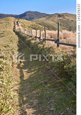 伊豆半島伊豆山脊步道:一條沿著仁名峠牧場的山脊步道。由左至右:貓越岳、五島山、仁名峠展望台。 伊豆半島伊豆山脊步道:一條沿著仁名峠牧場的山脊步道。由左至右:貓越岳、五島山、仁名峠展望台。 141476537