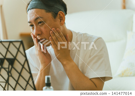 A man in his 40s who does skincare. A man in his 40s who does skincare. 141477014