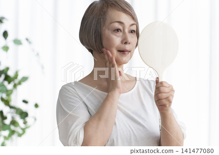 手持鏡子的女高管 手持鏡子的女高管 141477080