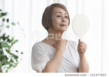 手持鏡子的女高管 手持鏡子的女高管 141477097