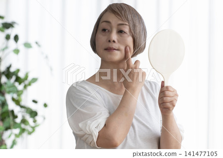 手持鏡子的女高管 手持鏡子的女高管 141477105