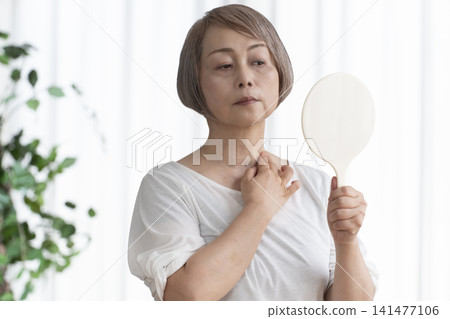 手持鏡子的女高管 手持鏡子的女高管 141477106
