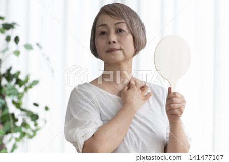 手持鏡子的女高管 手持鏡子的女高管 141477107