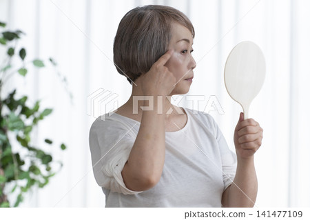 手持鏡子的女高管 手持鏡子的女高管 141477109