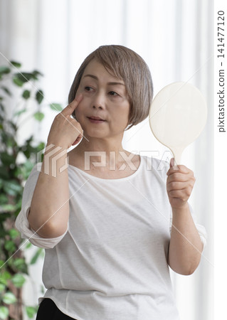 手持鏡子的女高管 手持鏡子的女高管 141477120
