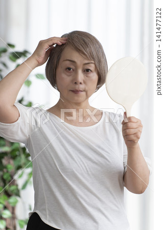 手持鏡子的女高管 手持鏡子的女高管 141477122