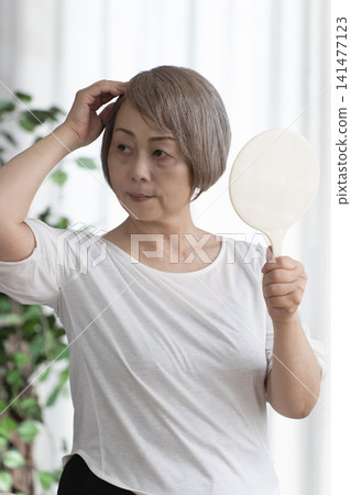 手持鏡子的女高管 手持鏡子的女高管 141477123