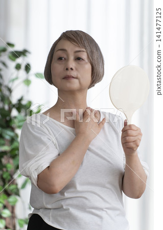 手持鏡子的女高管 手持鏡子的女高管 141477125