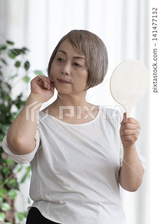 手持鏡子的女高管 手持鏡子的女高管 141477132