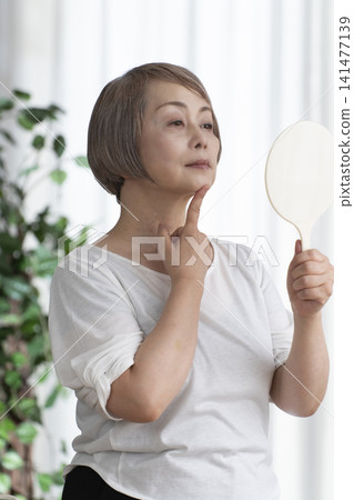 手持鏡子的女高管 手持鏡子的女高管 141477139