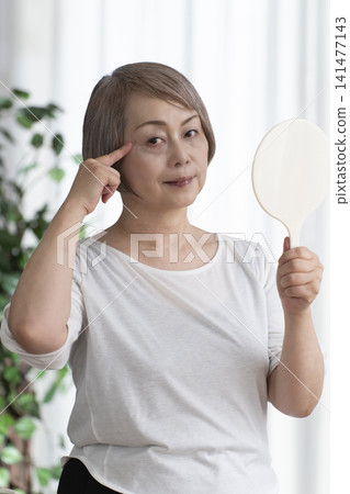 手持鏡子的女高管 手持鏡子的女高管 141477143