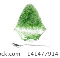 盛在玻璃碗中的酥脆冰涼的抹茶味刨冰。 141477914