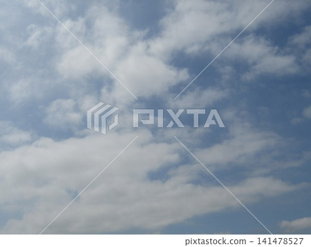 藍藍的天空和白色的雲霧籠罩著沙灘 藍藍的天空和白色的雲霧籠罩著沙灘 141478527