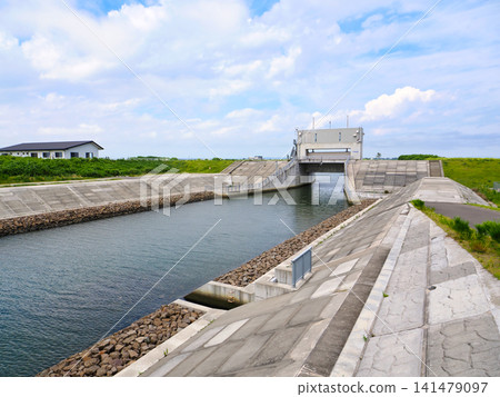宮城縣名取市名取川入河口的弓上水閘 宮城縣名取市名取川入河口的弓上水閘 141479097