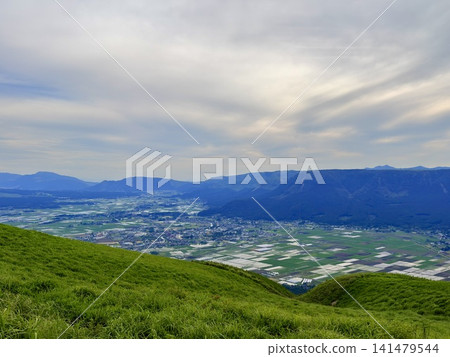 從熊本縣阿蘇九重國立公園外緣眺望廣闊的阿蘇火山口和鄉村景色。 從熊本縣阿蘇九重國立公園外緣眺望廣闊的阿蘇火山口和鄉村景色。 141479544