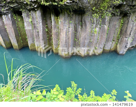 The Manai Falls and the magnificent columnar jointed gorge scenery can be seen in Takachiho Gorge in Takachiho Town, Miyazaki Prefecture. 141479619