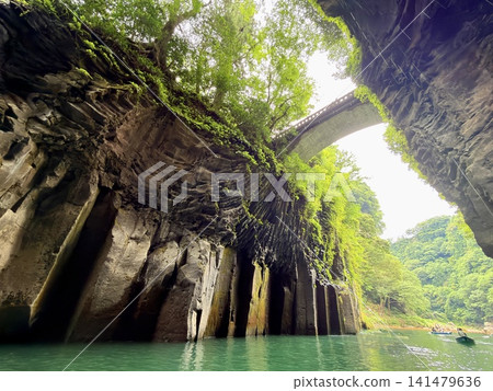The Manai Falls and the magnificent columnar jointed gorge scenery can be seen in Takachiho Gorge in Takachiho Town, Miyazaki Prefecture. The Manai Falls and the magnificent columnar jointed gorge scenery can be seen in Takachiho Gorge in Takachiho Town, Miyazaki Prefecture. 141479636