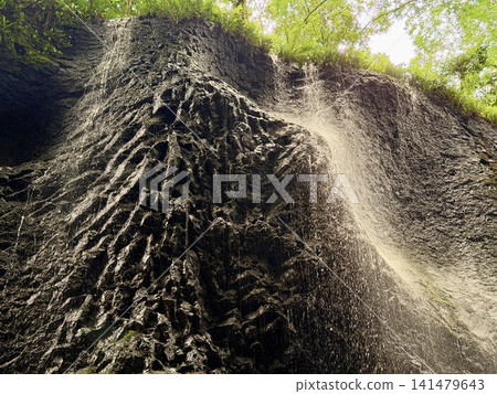 The Manai Falls and the magnificent columnar jointed gorge scenery can be seen in Takachiho Gorge in Takachiho Town, Miyazaki Prefecture. The Manai Falls and the magnificent columnar jointed gorge scenery can be seen in Takachiho Gorge in Takachiho Town, Miyazaki Prefecture. 141479643