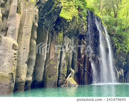 The Manai Falls and the magnificent columnar jointed gorge scenery can be seen in Takachiho Gorge in Takachiho Town, Miyazaki Prefecture. 141479645