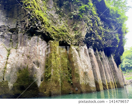 The Manai Falls and the magnificent columnar jointed gorge scenery can be seen in Takachiho Gorge in Takachiho Town, Miyazaki Prefecture. 141479657