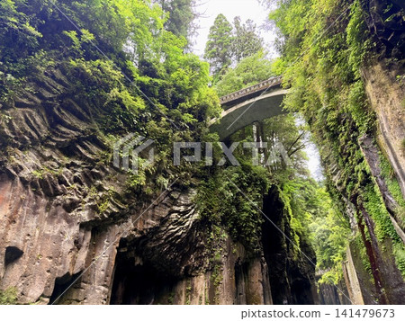 The Manai Falls and the magnificent columnar jointed gorge scenery can be seen in Takachiho Gorge in Takachiho Town, Miyazaki Prefecture. 141479673