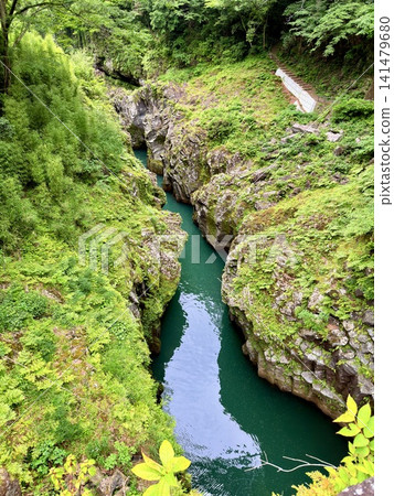 The Manai Falls and the magnificent columnar jointed gorge scenery can be seen in Takachiho Gorge in Takachiho Town, Miyazaki Prefecture. 141479680