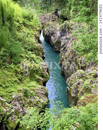 The Manai Falls and the magnificent columnar jointed gorge scenery can be seen in Takachiho Gorge in Takachiho Town, Miyazaki Prefecture. 141479681