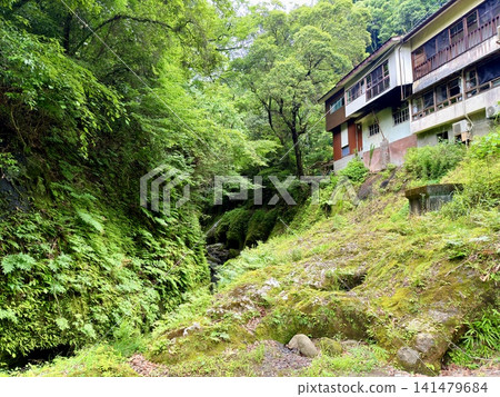 The Manai Falls and the magnificent columnar jointed gorge scenery can be seen in Takachiho Gorge in Takachiho Town, Miyazaki Prefecture. 141479684
