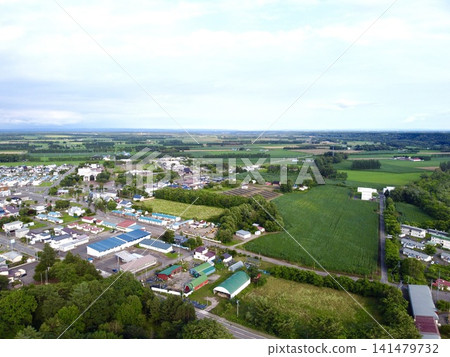 從空中俯瞰日本北海道十勝平原的鹿尾町,可以看到山脈、農田和草原。 從空中俯瞰日本北海道十勝平原的鹿尾町,可以看到山脈、農田和草原。 141479732