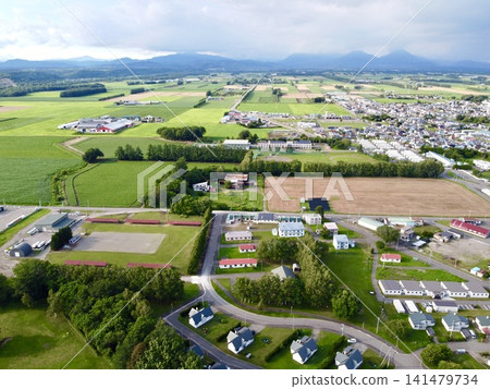 從空中俯瞰日本北海道十勝平原的鹿尾町,可以看到山脈、農田和草原。 從空中俯瞰日本北海道十勝平原的鹿尾町,可以看到山脈、農田和草原。 141479734