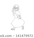 一位金髮波波頭女孩邊走邊吃冰淇淋（黑白照片） 141479972