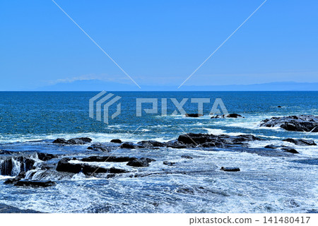 從江之島湘南大防波堤上可以看到強風中白浪翻滾的岩石海岸和相模灣。 從江之島湘南大防波堤上可以看到強風中白浪翻滾的岩石海岸和相模灣。 141480417