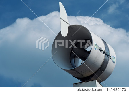 藍天和一座小型風力渦輪機 藍天和一座小型風力渦輪機 141480470