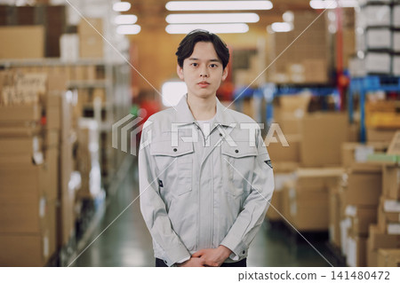 在倉庫工作的年輕工人 在倉庫工作的年輕工人 141480472