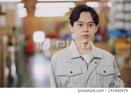 在倉庫工作的年輕工人 141480476
