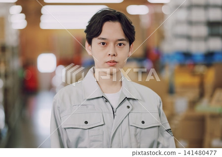在倉庫工作的年輕工人 在倉庫工作的年輕工人 141480477