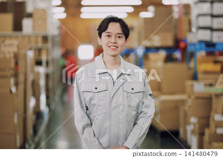 在倉庫工作的年輕工人 在倉庫工作的年輕工人 141480479