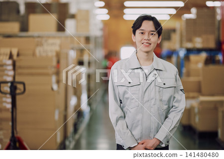 在倉庫工作的年輕工人 在倉庫工作的年輕工人 141480480