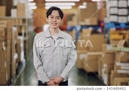 在倉庫工作的年輕工人 在倉庫工作的年輕工人 141480481