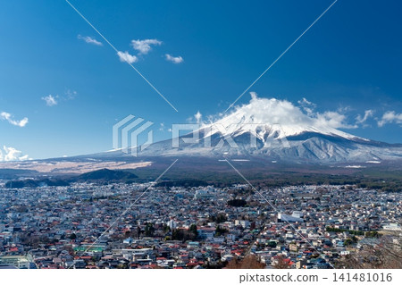 從荒倉山淺間公園眺望富士山的冬季景色 從荒倉山淺間公園眺望富士山的冬季景色 141481016