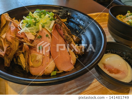 什錦麵配溏心蛋 什錦麵配溏心蛋 141481749